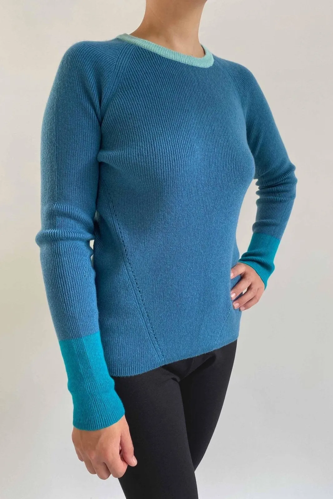 Thick colour block cashmere jumper in teal blue