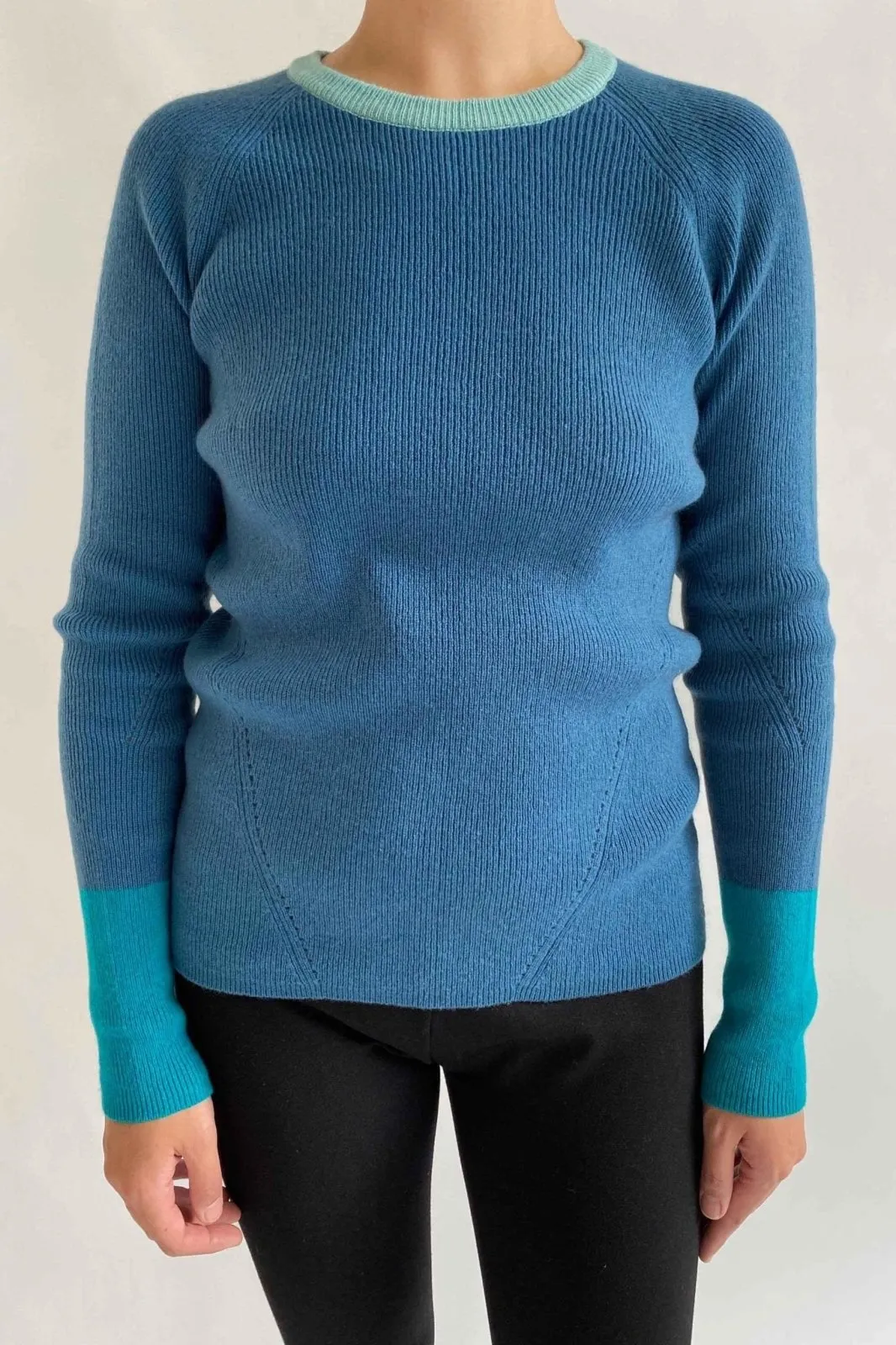 Thick colour block cashmere jumper in teal blue